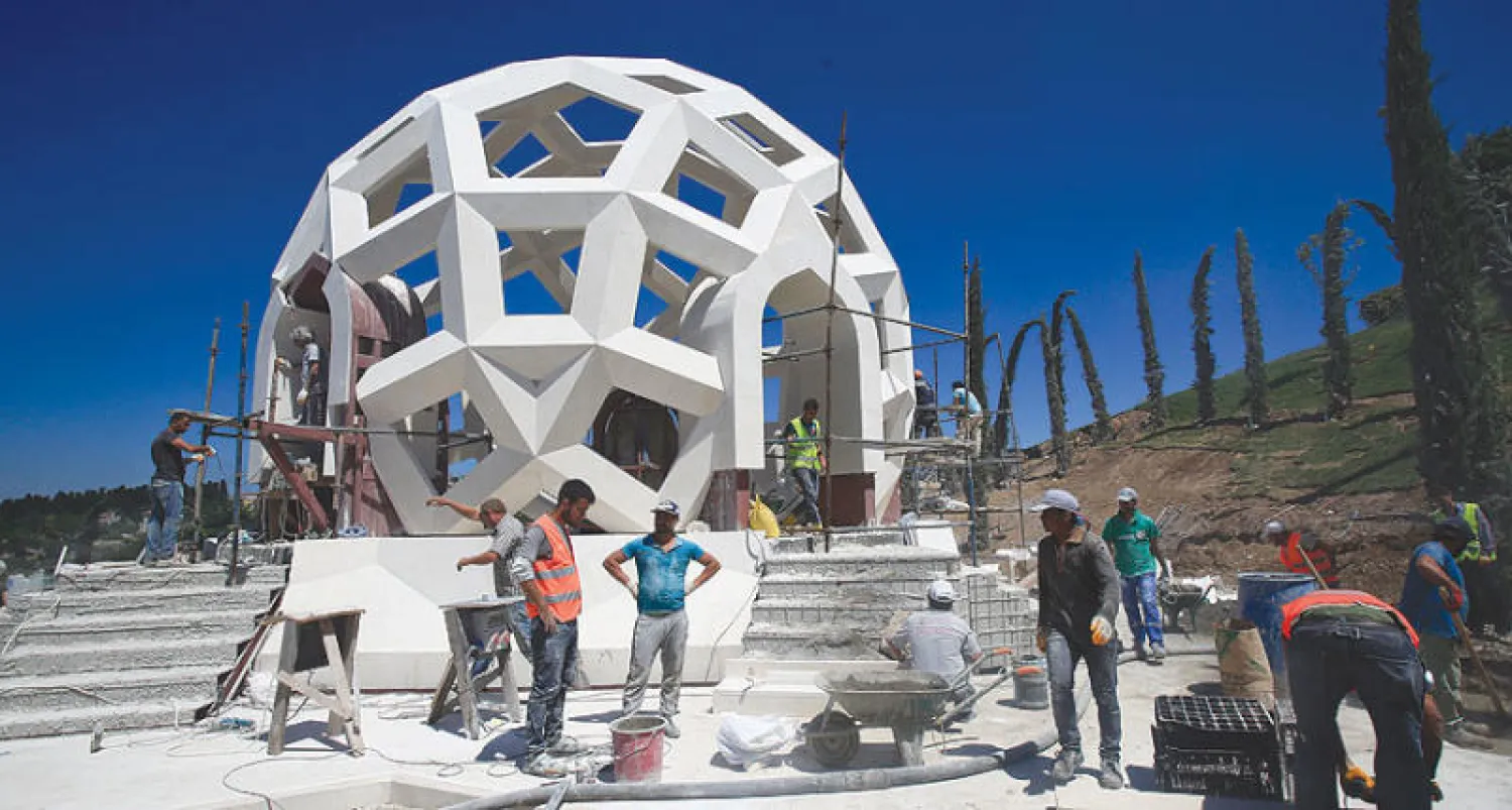 عمال يضعون في إسطنبول أمس اللمسات الأخيرة على نصب أعد لتذكر ضحايا الانقلاب الفاشل في يوليو 2016 (أ.ب)