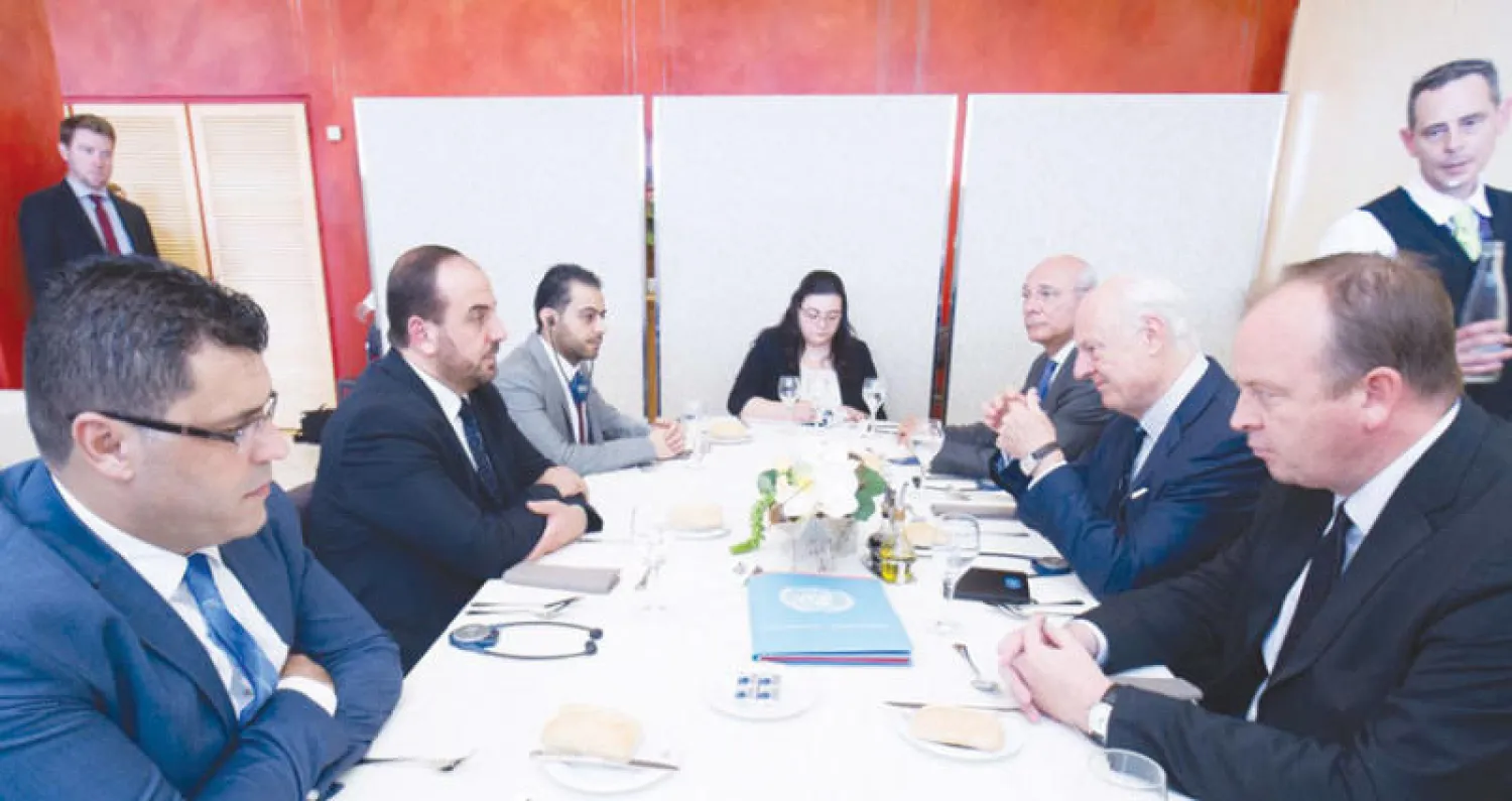 اجتماع وفد المعارضة مع دي ميستورا أمس في اليوم الأول من اجتماعات جنيف (الهيئة العليا للمفاوضات)