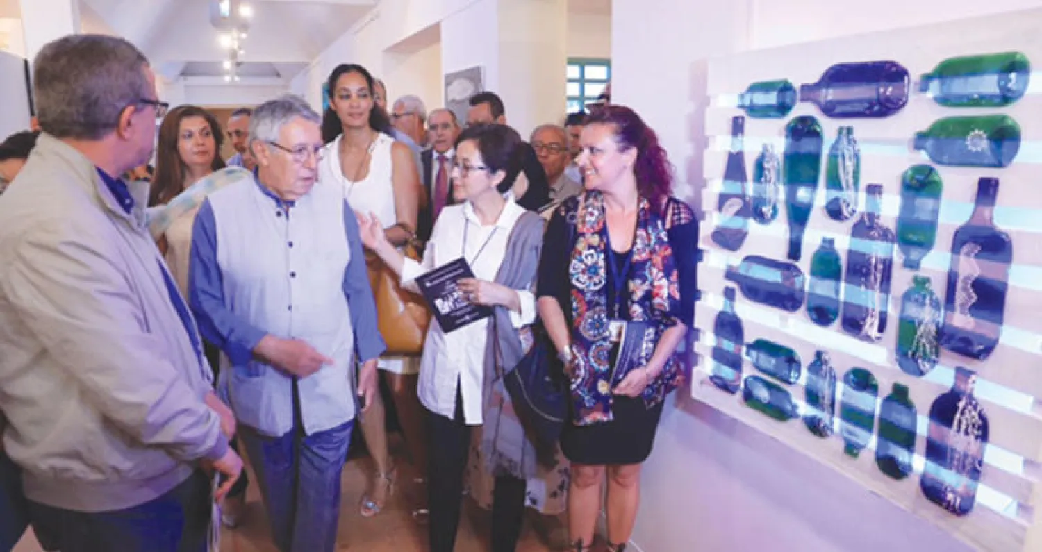 محمد بن عيسى الأمين العام لمؤسسة منتدى أصيلة مع محمد أوجار وزير العدل المغربي بمعرض «ربيعيات»