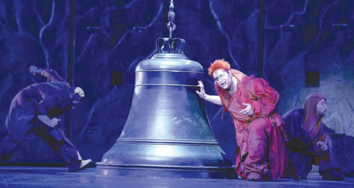 «كازيمودو» أو «أحدب نوتردام» في مشهد اتسم مجسده الإيطالي أنلو ديل فيكيو بأدائه الرائع