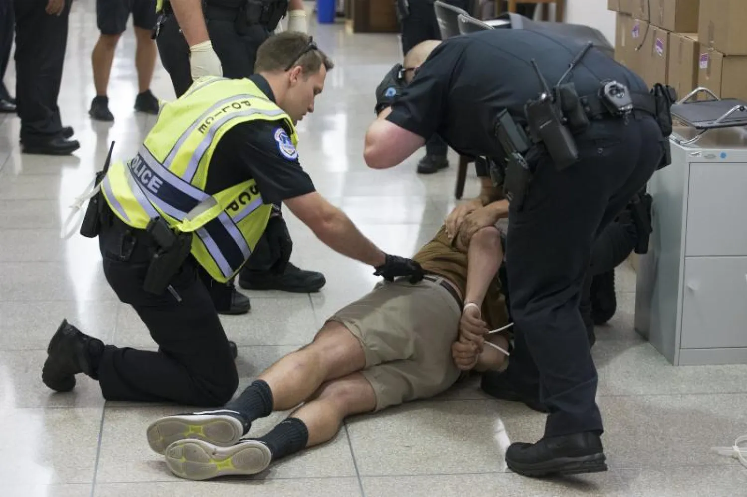 اعتقال أحد المتظاهرين ضد إلغاء «أوباماكير» (إ.ب.أ)