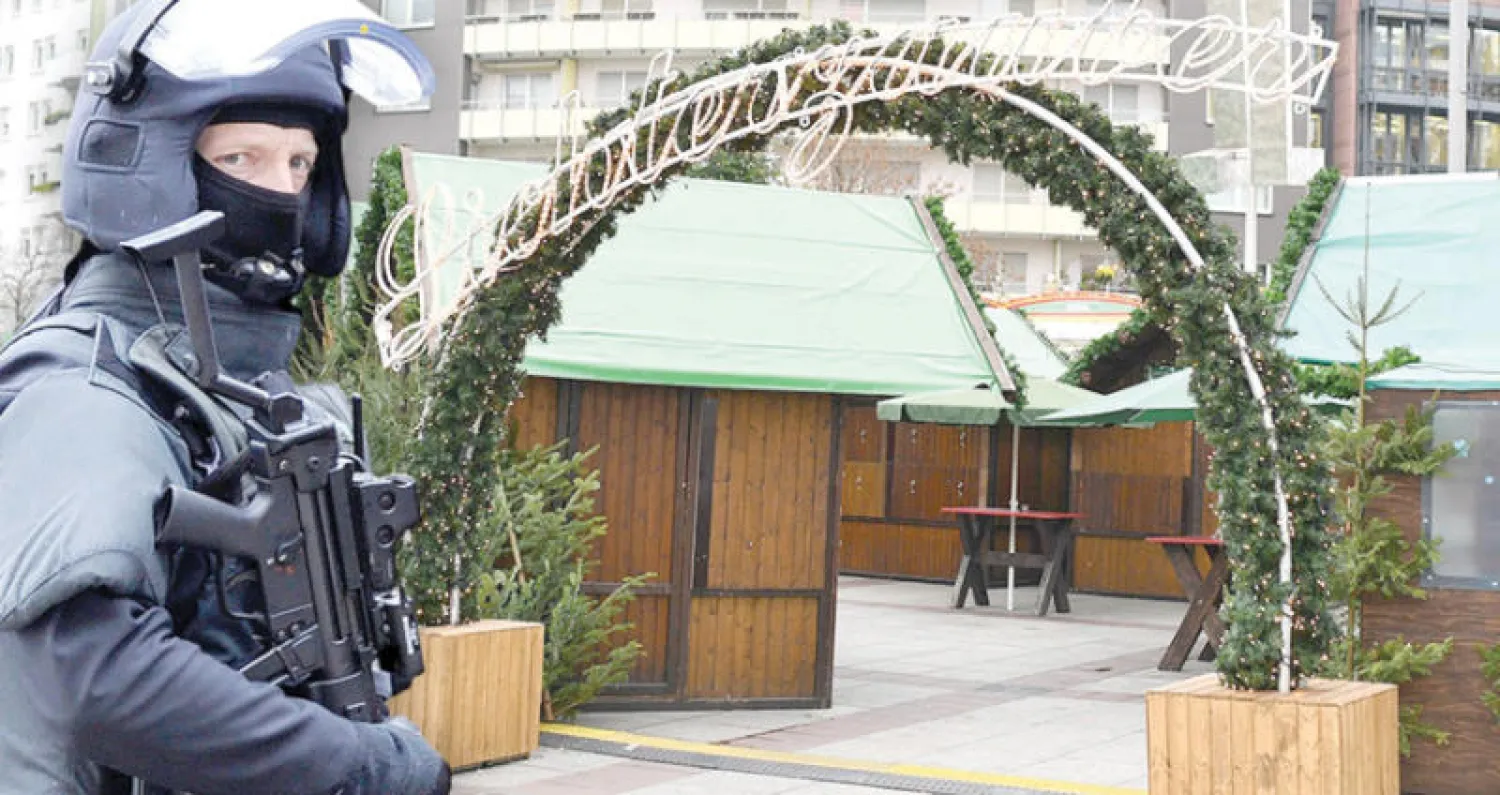 شرطي أمام سوق أعياد الميلاد في مدينة لودفيغسهافن الألمانية («الشرق الأوسط»)