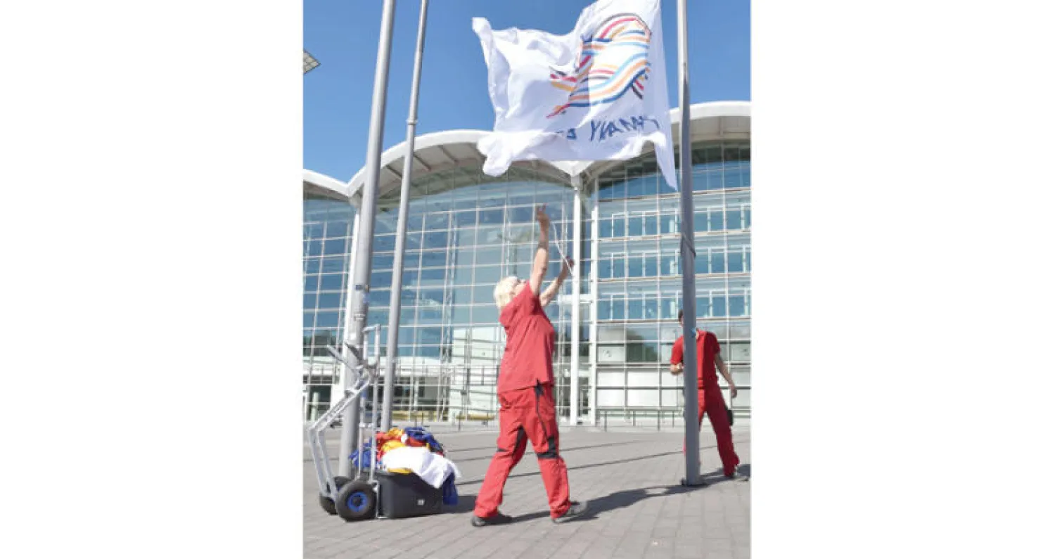 إنزال علم المجموعة في هامبورغ بعد القمة (أ.ف.ب)