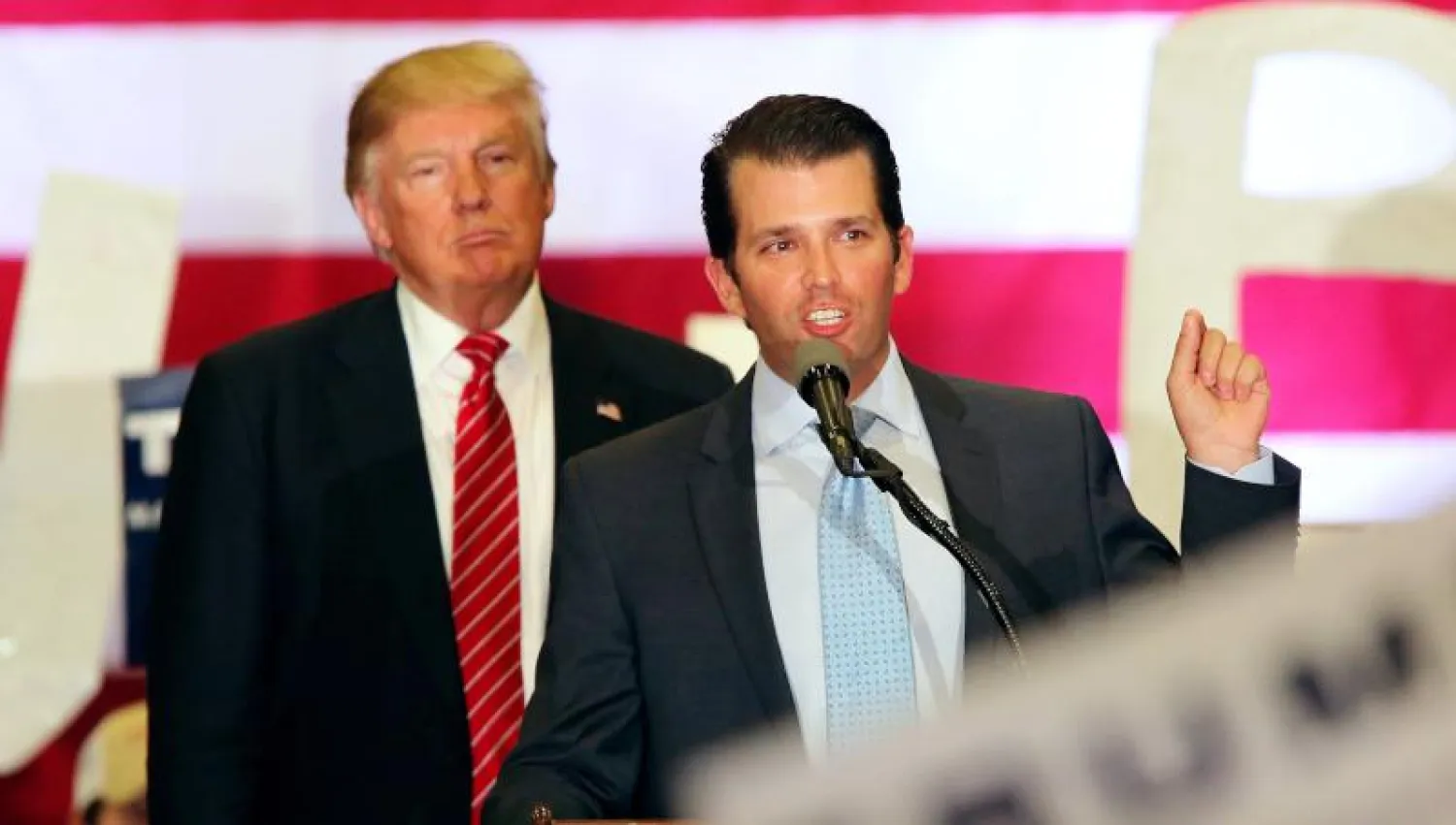 الرئيس الأميركي دونالد ترمب مع ابنه دونالد ترمب الابن (إ.ب.أ)