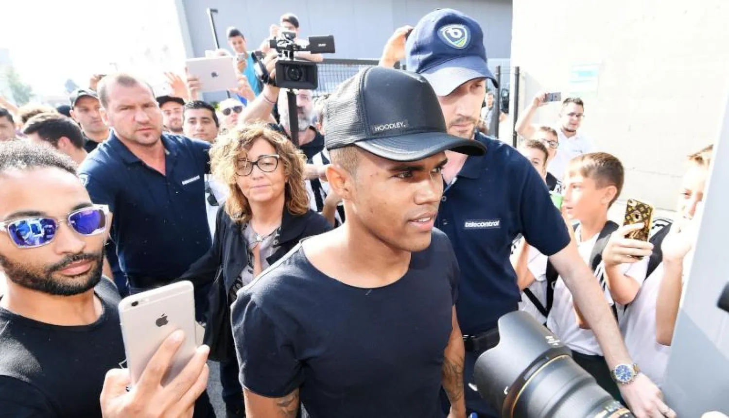 دوغلاس كوستا لدى وصوله إلى تورينو معقل يوفينتوس لإجراء الفحوصات الطبية (إ.ب.أ)