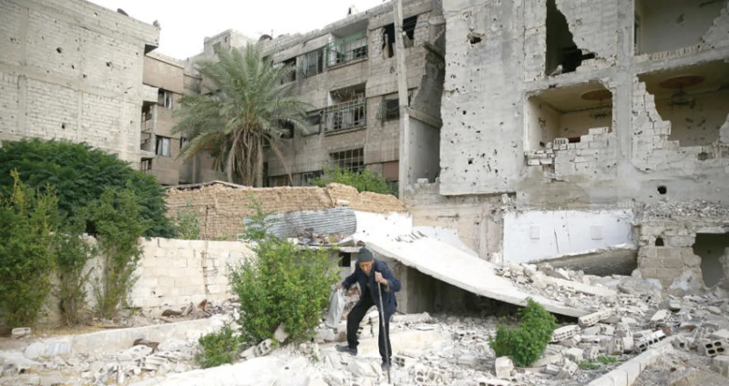 دمار في بلدة دوما بريف دمشق التي تسيطر عليها المعارضة (رويترز)