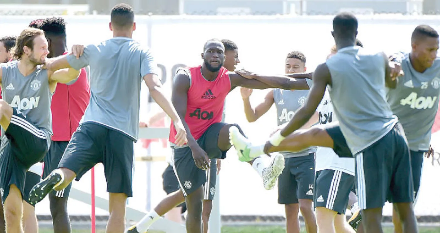 لوكاكو نجم يونايتد الجديد (في الوسط) يشارك مع الفريق التدريبات بالمعسكر الأميركي (أ.ف.ب)