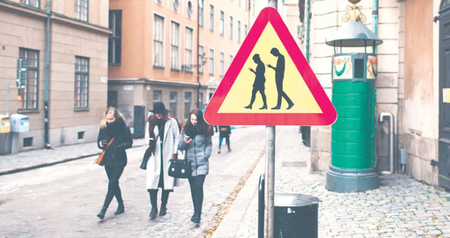 17 % من الأوروبيين  ينظرون في الهواتف وهم يعبرون الشوارع