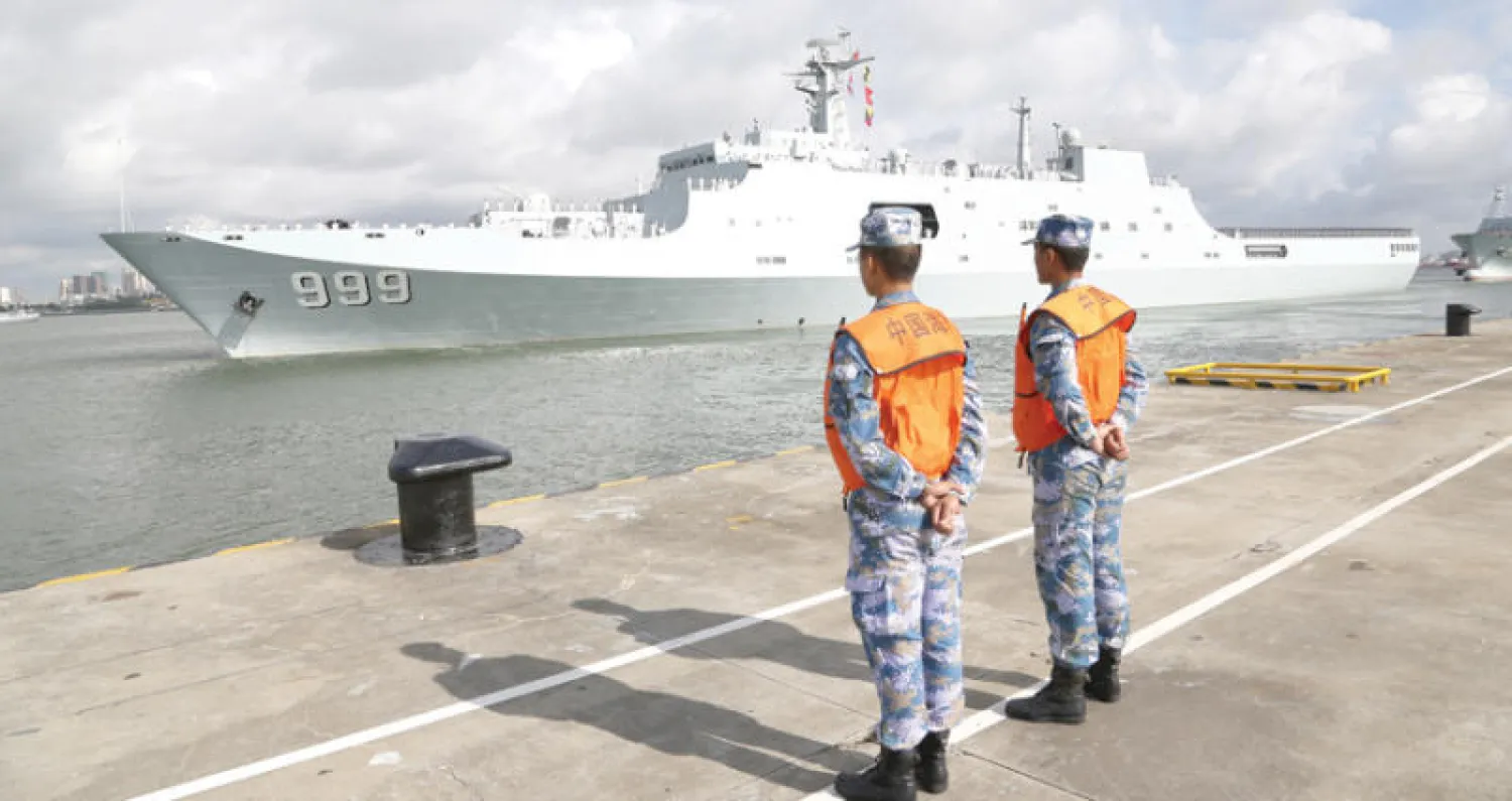 سفينة تقل أفراداً من الجيش الصيني تغادر تشانغ يانغ في جنوب الصين لإقامة «قاعدة دعم» في القرن الأفريقي (أ.ب)