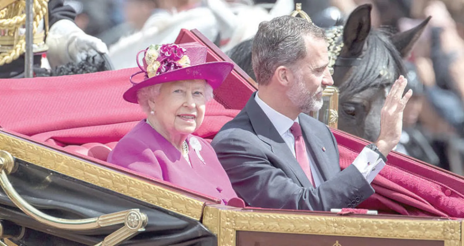 الملكة إليزابيث مع ملك إسبانيا فيليبي في وسط لندن أمس (رويترز)