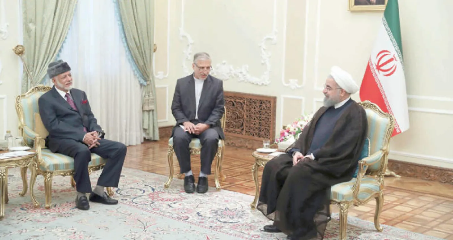 الرئيس الإيراني حسن روحاني لدى استقباله وزير الخارجية العماني يوسف بن علوي في طهران أمس (أ.ب)