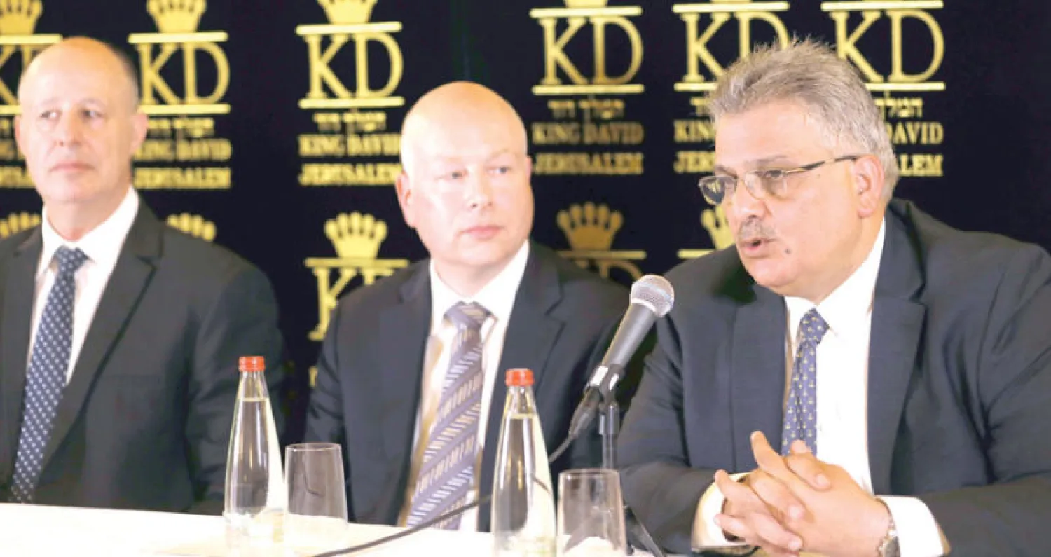 مازن غنيم رئيس سلطة المياه الفلسطينية يتحدث في مؤتمر صحافي بالقدس وإلى جانبه المبعوث الأميركي غرينبلات والوزير الإسرائيلي تسحي هانغبي (إ.ب.أ)