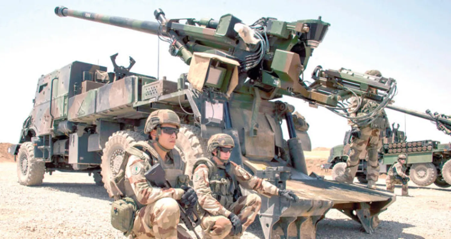 جنود فرنسيون يساندون قوات الجيش العراقي في المعارك ضد «داعش» قرب الموصل (أ.ف.ب)