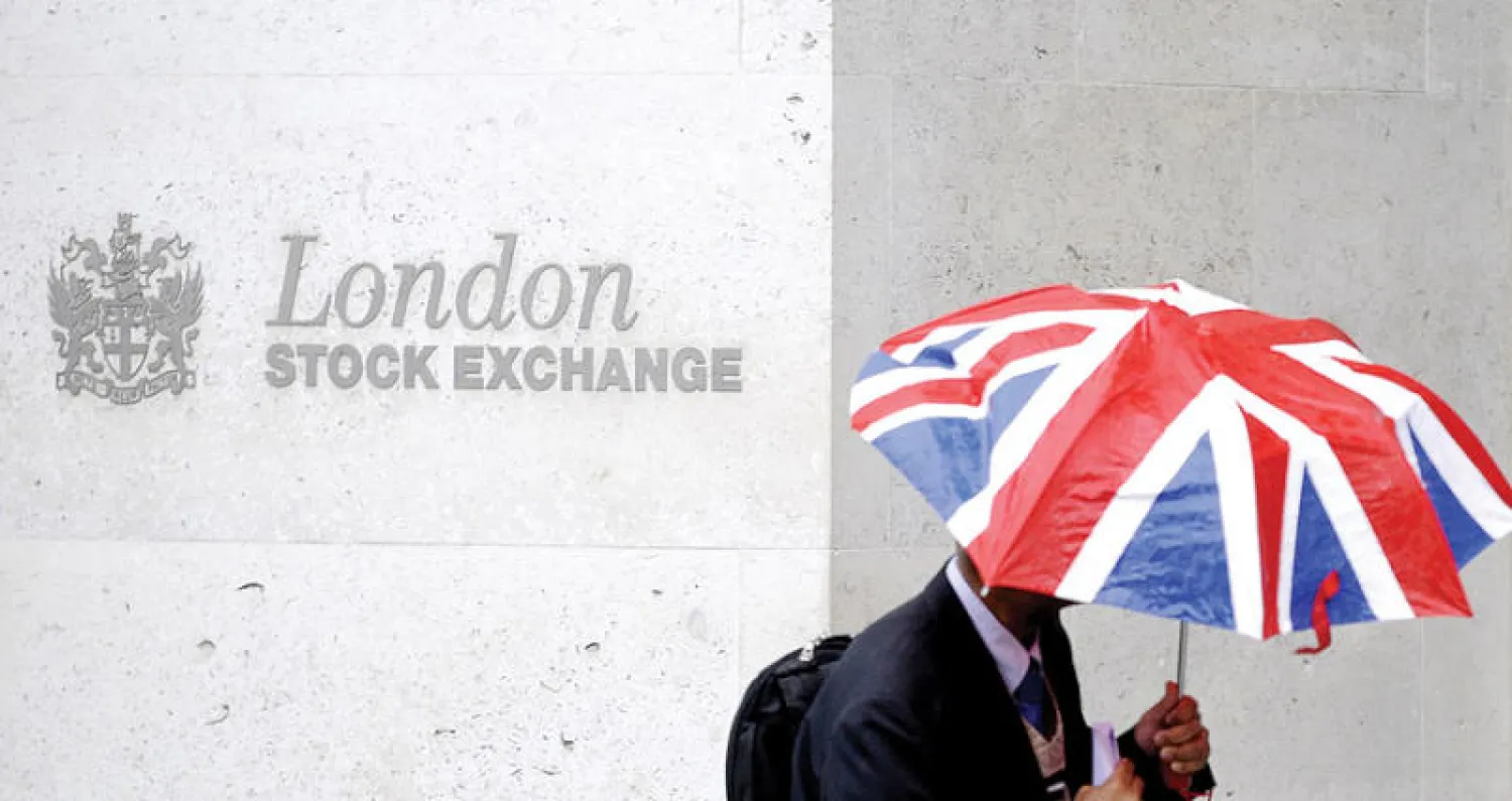 موظف يمر بجانب بورصة لندن (رويترز)