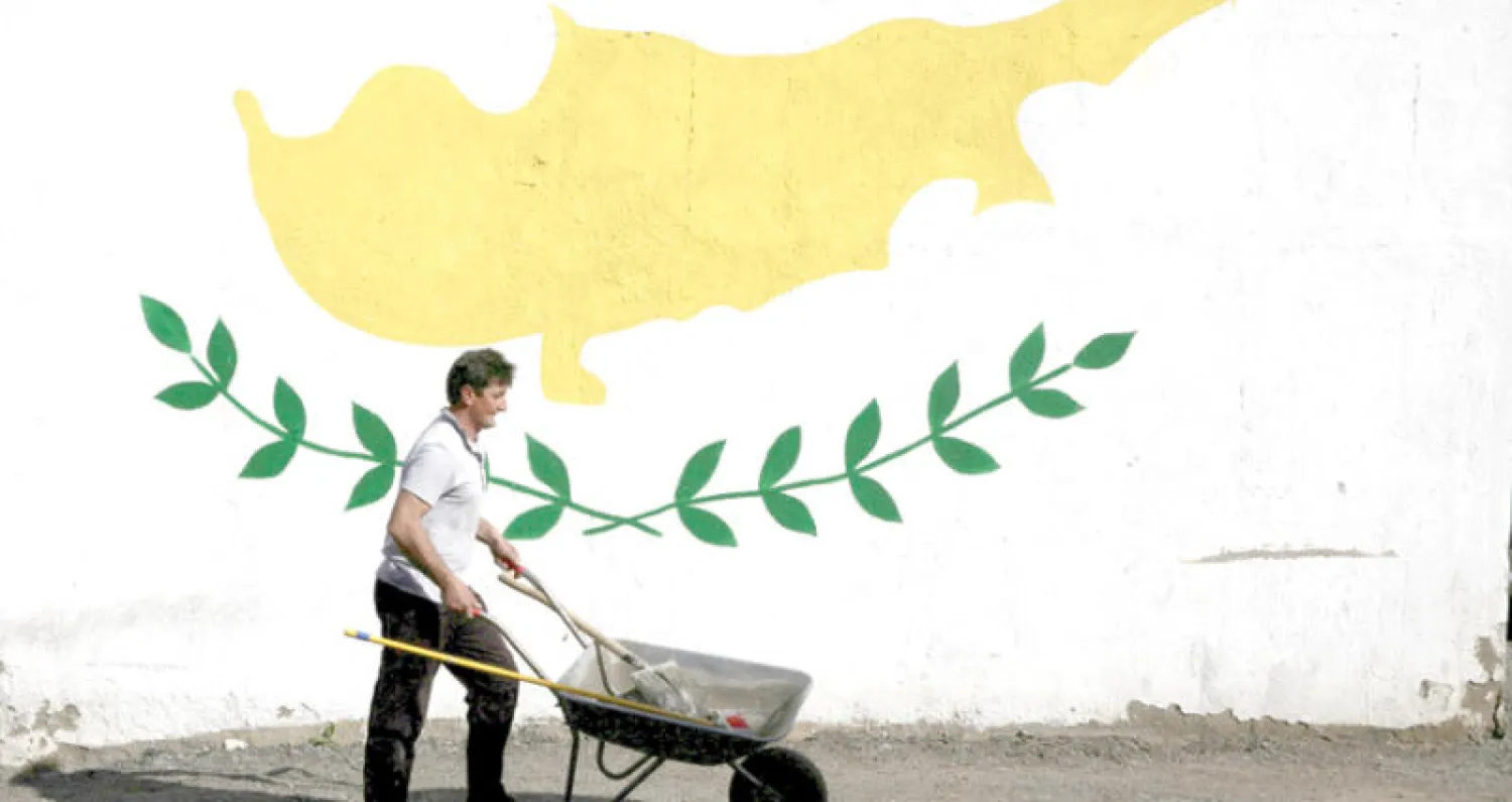 خريطة جزيرة قبرص المقسمة على جدار في العاصمة نيقوسيا (رويترز)