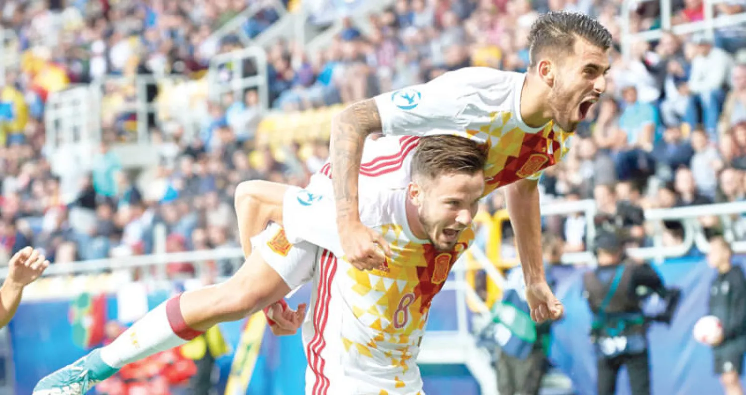 سيبايوس (أعلى) أفضل لاعب في  بطولة أوروبا للشباب (إ.ب.أ)