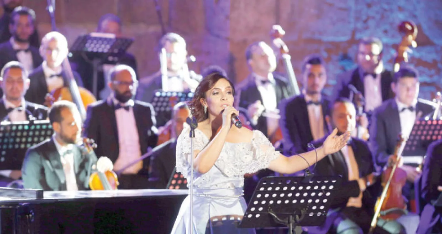 المطربة التونسية منجية الصفاقسي خلال احتفالية «فن تونس» في افتتاح مهرجان قرطاج  في تونس (أ.ف.ب)