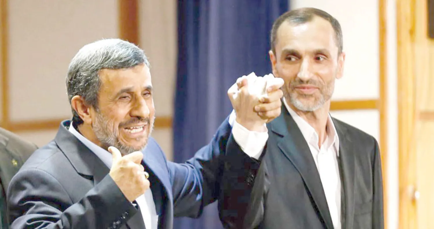 الرئيس الإيراني السابق محمود أحمدي نجاد ومساعده التنفيذي حميد بقائي بعد تقديم طلب الترشح للانتخابات الرئاسية في أبريل الماضي (أ.ف.ب)