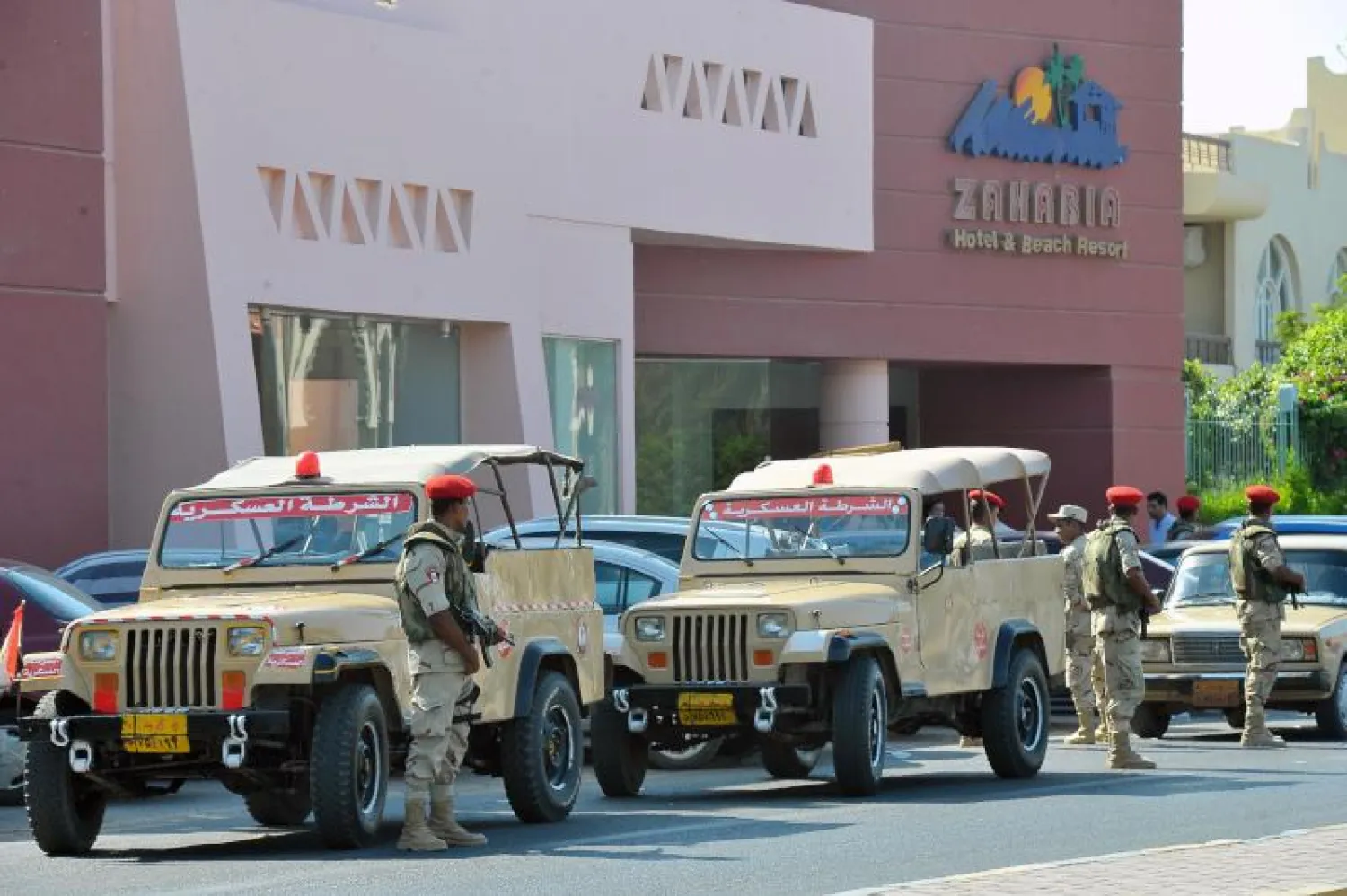 قوات الأمن المصرية أمام الفندق الذي شهد الهجوم بالسكين (إ.ب.أ)
