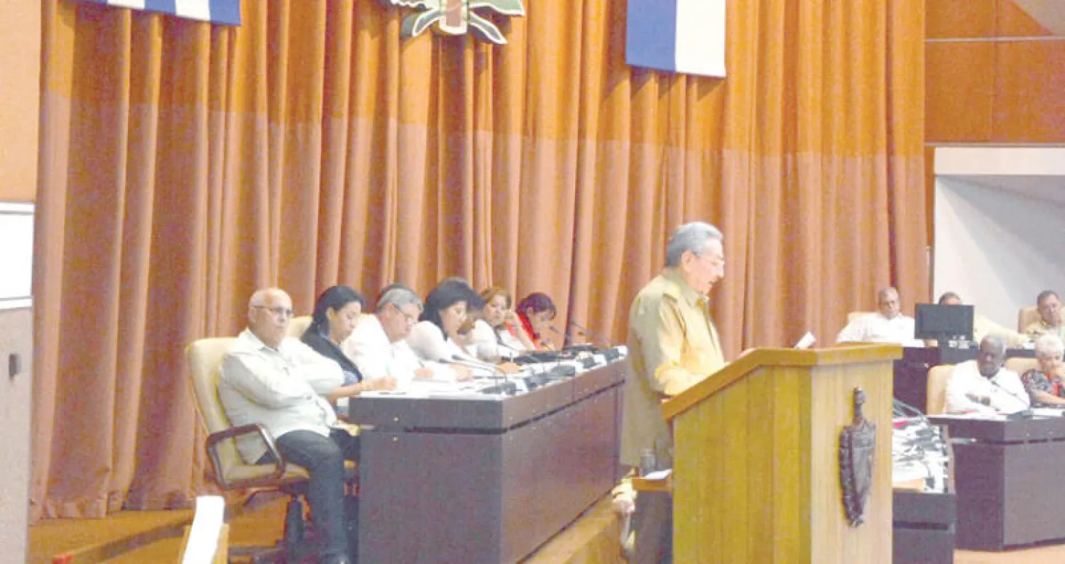 الرئيس الكوبي راؤول كاسترو خلال إلقائه كلمة أمام البرلمان تحدث فيها عن العلاقات مع أميركا (أ.ف.ب)