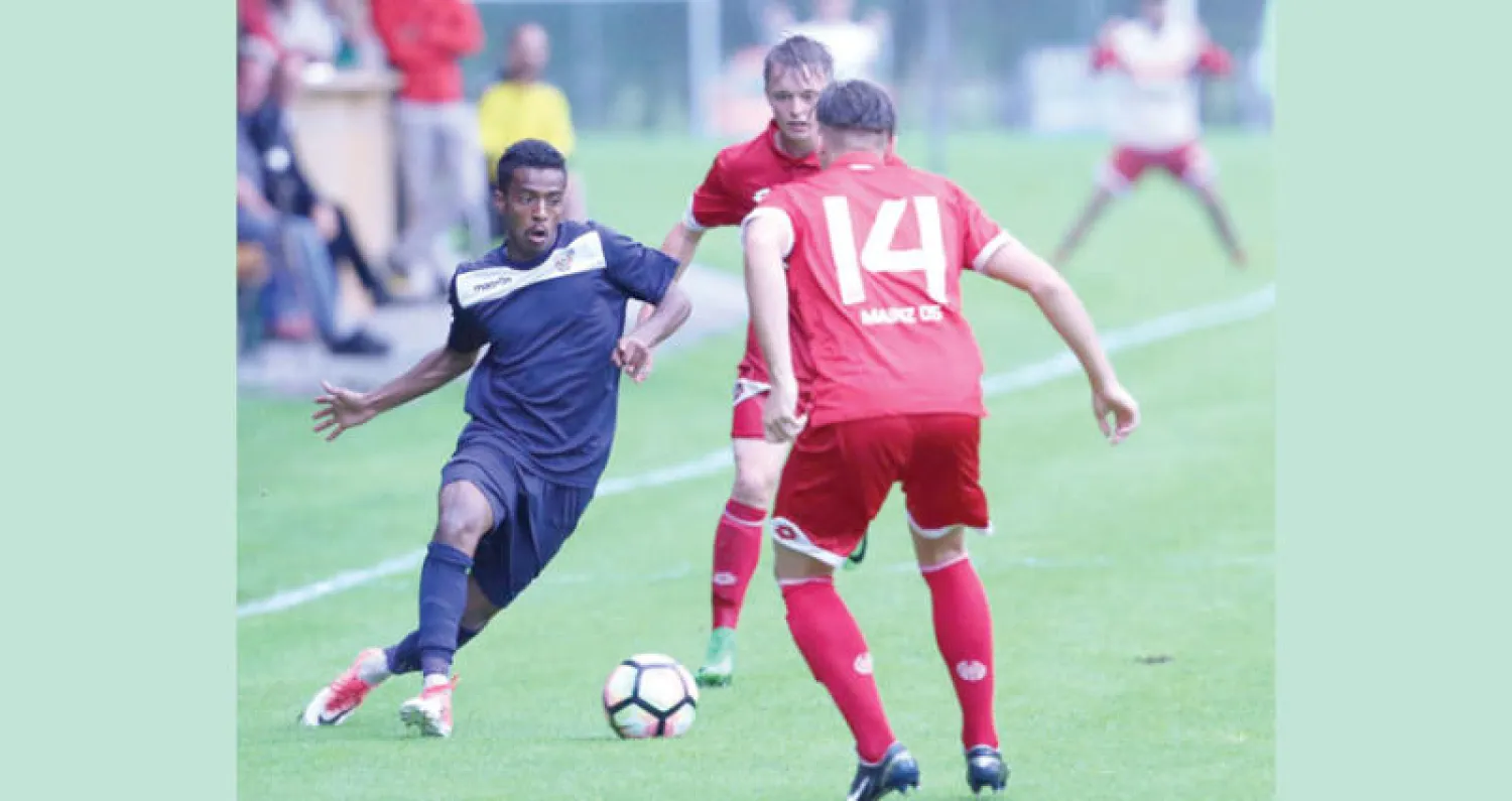 جانب من المواجهة الودية التي جمعت فريقي الفيحاء وماينز الألماني في النمسا («الشرق الأوسط»)