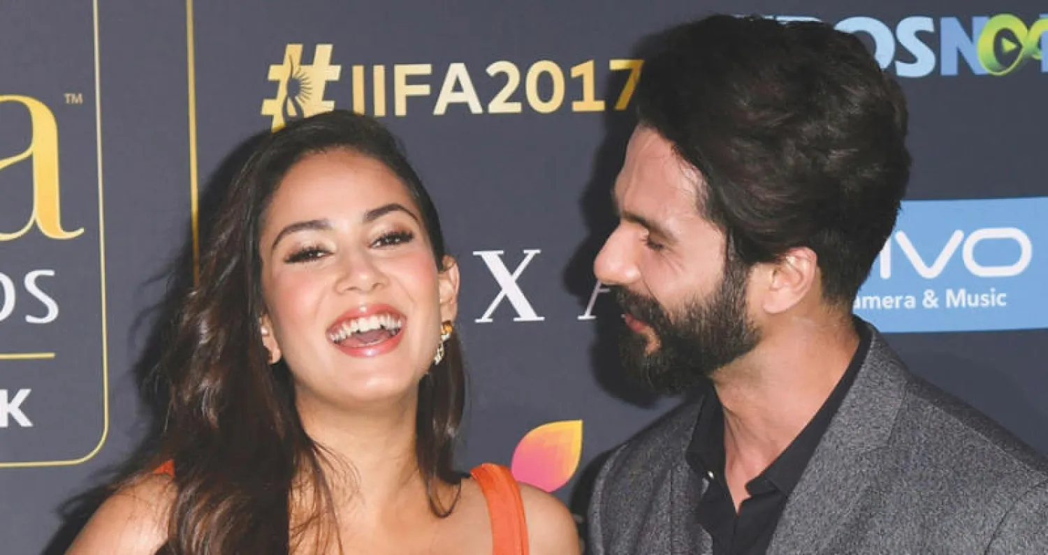 الممثل شاهد كابور وزوجته ميرا راجبوت خلال احتفال أكاديمية الفيلم الهندي في نيو جيرسي (أ.ف.ب)