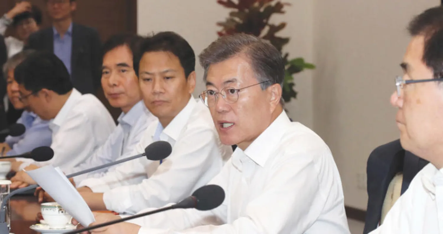 الرئيس الكوري الجنوبي (الثاني من اليمين) مون جاي إن خلال اجتماع وزاري بالبيت الأزرق بسيول أمس (أ.ب)