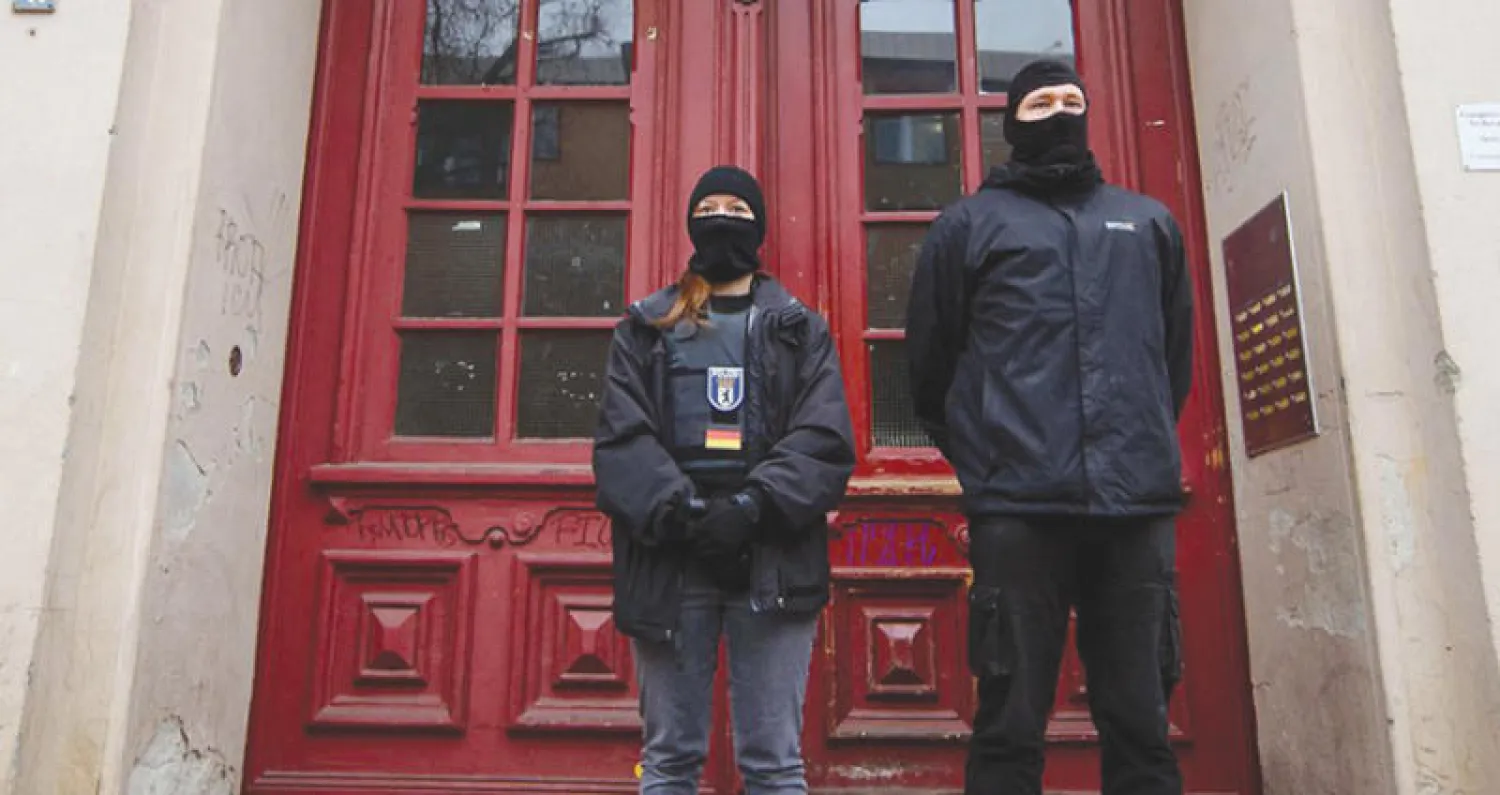 شرطيان أمام باب مسجد «فصلت» ببرلين بعد مداهمته مطلع هذا العام (د.ب.أ)