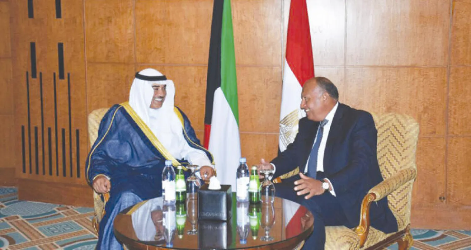 سامح شكري وزير الخارجية المصري خلال لقائه نظيره الكويتي الشيخ صباح خالد الصباح ({الشرق الاوسط})