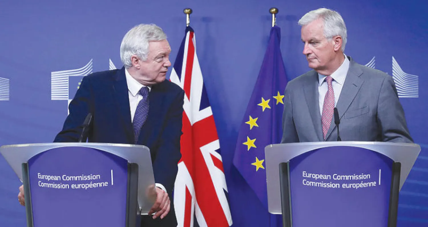 ديفيد ديفيس (يسار) مسؤول ملف المفاوضات للخروج من الاتحاد الأوروبي  ونظيره ميشيل بارنييه خلال مؤتمر صحافي مشترك في بروكسل أمس (رويترز)