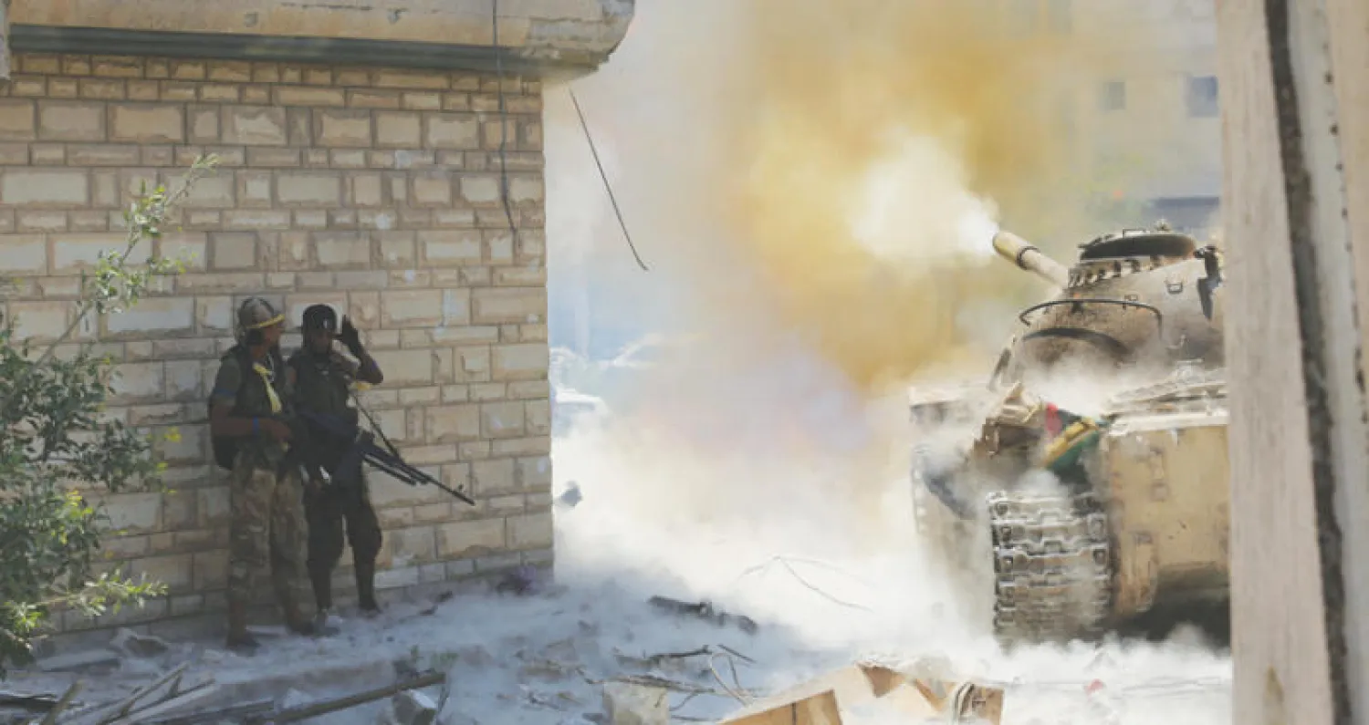 قوات خاصة للجيش الليبي تهاجم جماعة من الإرهابيين خلال اشتباكات لتمشيط مدينة بنغازي أمس (رويترز)