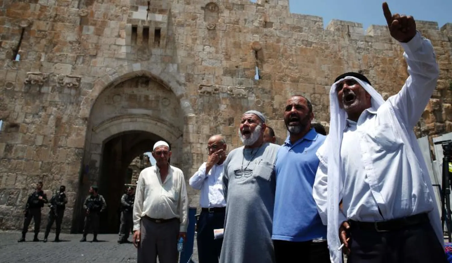 الفلسطينيون يرفضون دخول المسجد الأقصى عبر البوابات الإلكترونية لليوم الثاني على التوالي (أ.ف.ب)