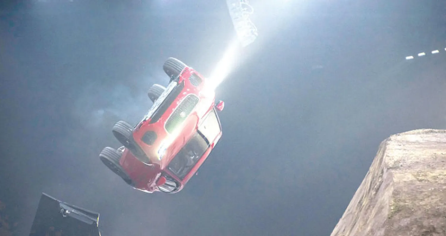 جاغوار «إي بيس» أثناء قيامها بالقفزة