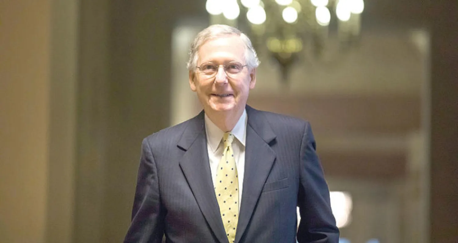 السيناتور ميتش ماكونيل زعيم الأغلبية الجمهورية يعلن فشله  في جلب الأصوات الكافية لتمرير المشروع ليبقى العمل بـ«أوباماكير»  قائماً حتى وقت لاحق (إ.ب.أ)