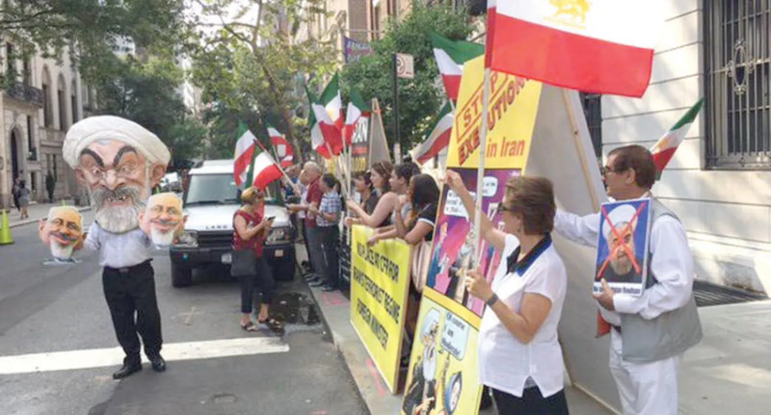 متظاهرون إيرانيون محتجون على زيارة ظريف إلى نيويورك أمس («الشرق الأوسط»)