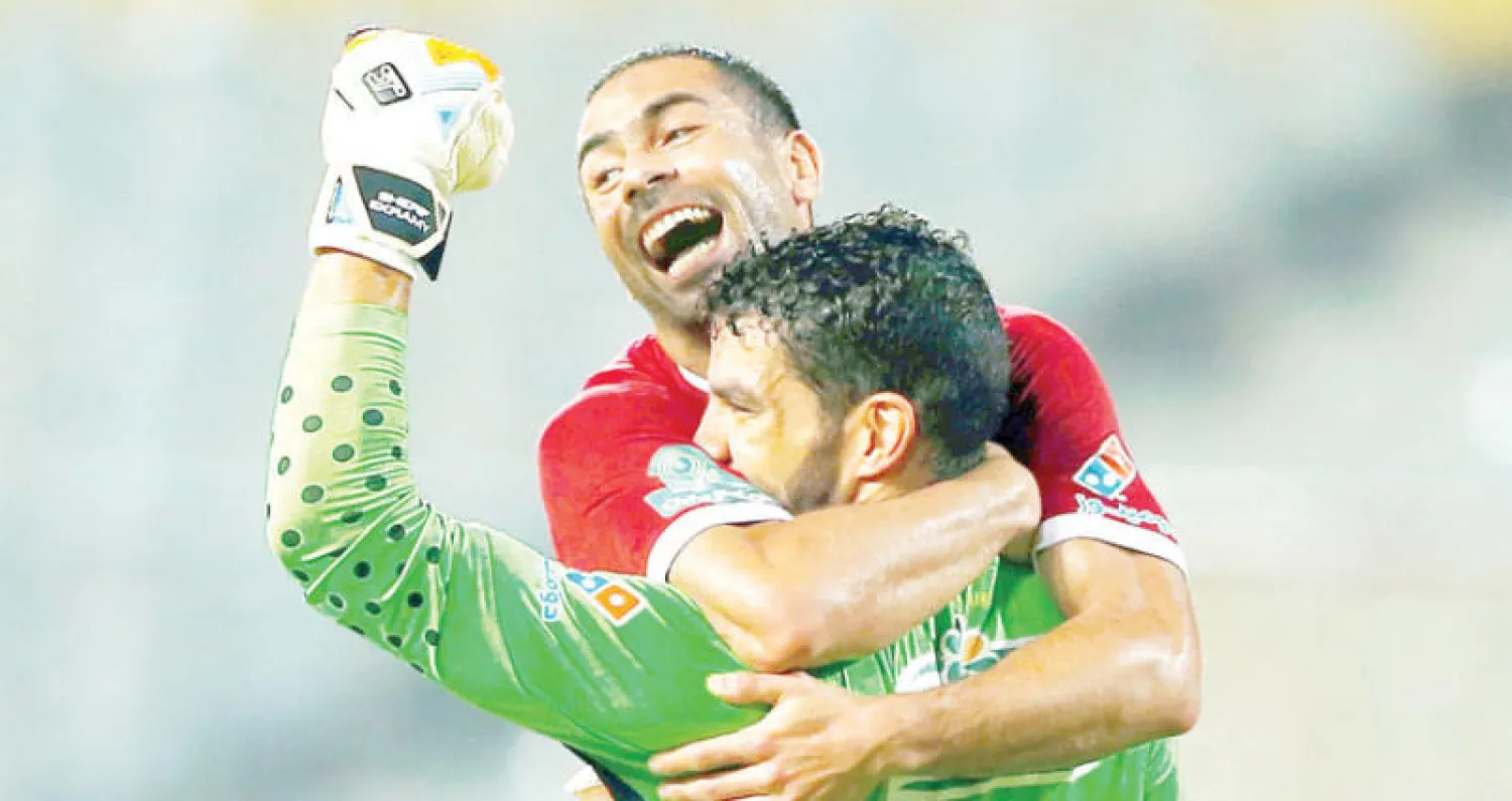 الأهلي بطل الدوري المصري عزز تألقه بالفوز على غريمه الزمالك (رويترز)