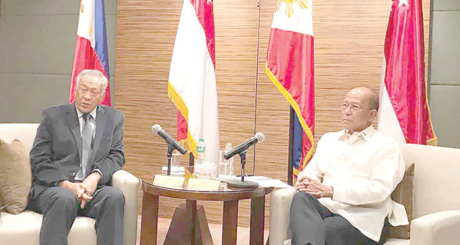 وزير الدفاع السنغافوري (يسار) خلال اجتماعه بنظيره الفلبيني في مانيلا أول من أمس (أ. ف. ب)