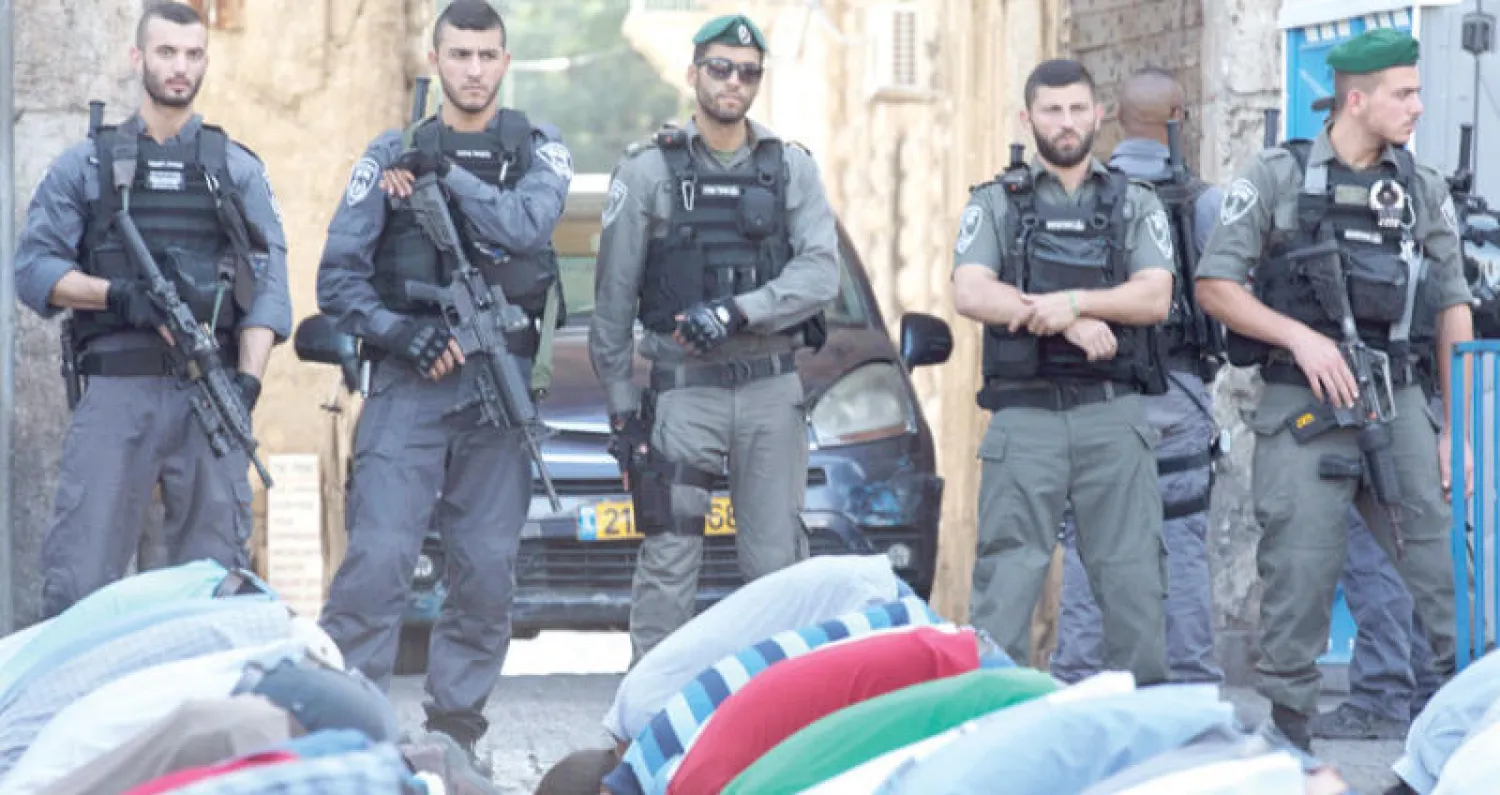 فلسطينيون يؤدون الصلاة أمام باب الأسباط (باب الأسود) في القدس القديمة لليوم الرابع على التوالي (إ.ب.أ)