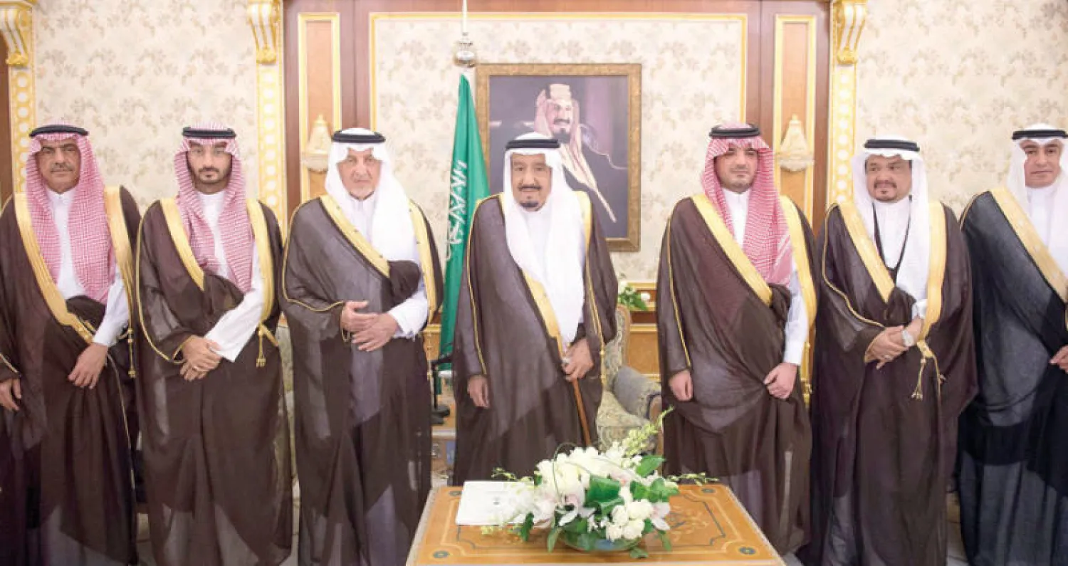 خادم الحرمين الشريفين متوسطاً الأمراء خالد الفيصل وعبد العزيز بن سعود وعبد الله بن بندر في صورة تذكارية بعد اطلاعه على المشروع السكني والإداري بمكة المكرمة... فيما يبدو الوزيران عبد اللطيف آل الشيخ ومحمد بنتن ومحافظ جدة هاني أبو رأس (واس)