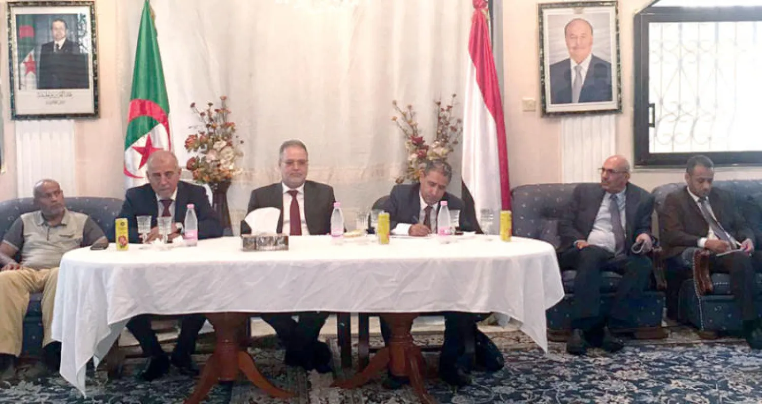 المخلافي لدى لقائه الطلبة اليمنيين في الجزائر الأسبوع الماضي (سبأ)