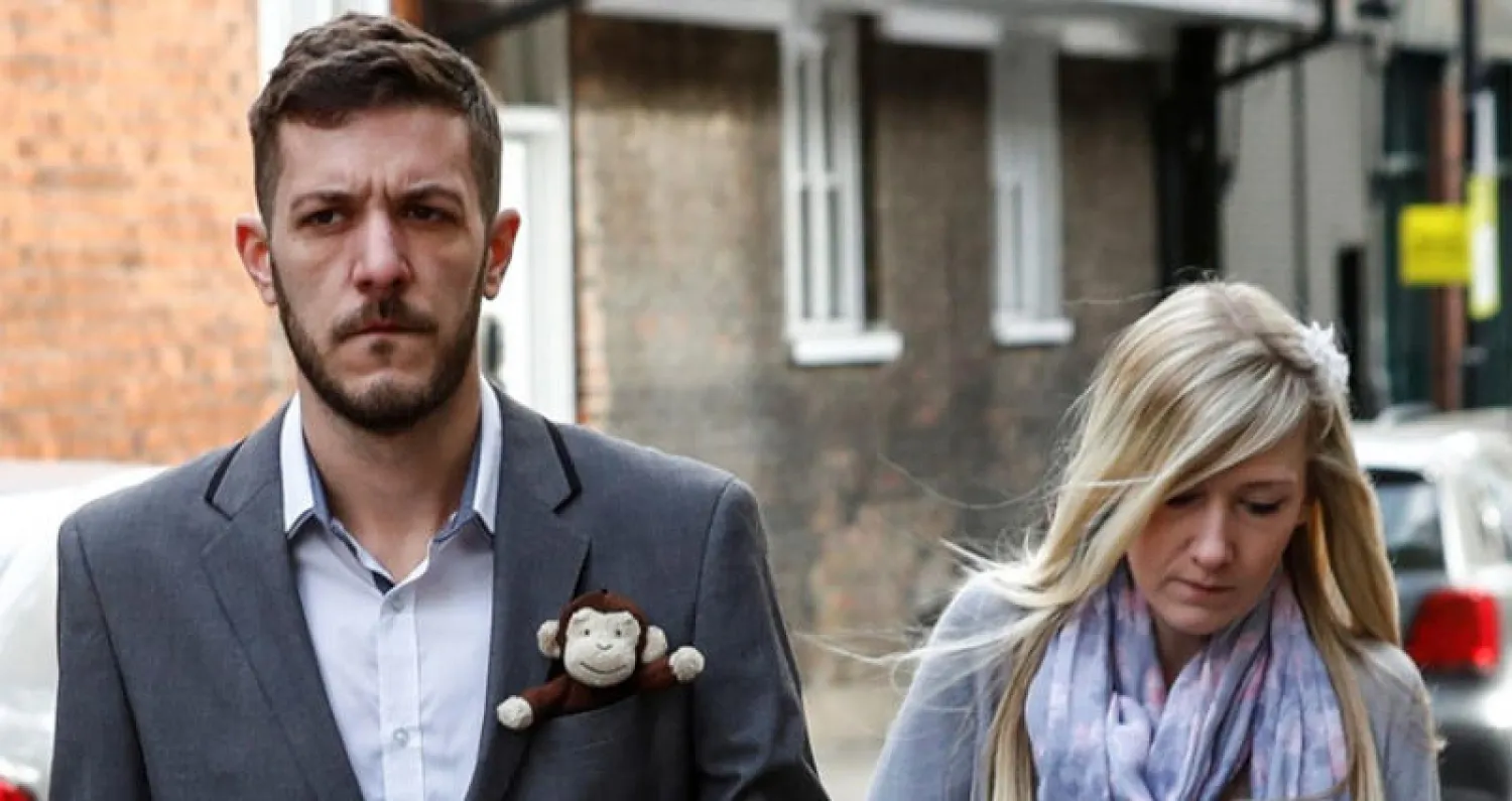 والدا الطفل شارلي (رويترز)