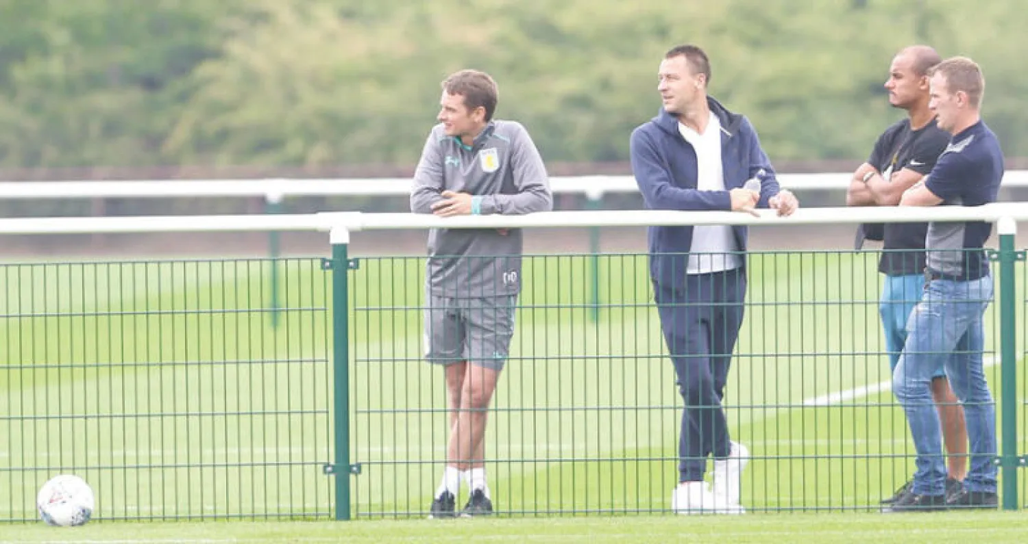 جون تيري أسطورة الدفاع الإنجليزي تابع المباراة الودية (المركز الإعلامي بنادي الاتحاد)