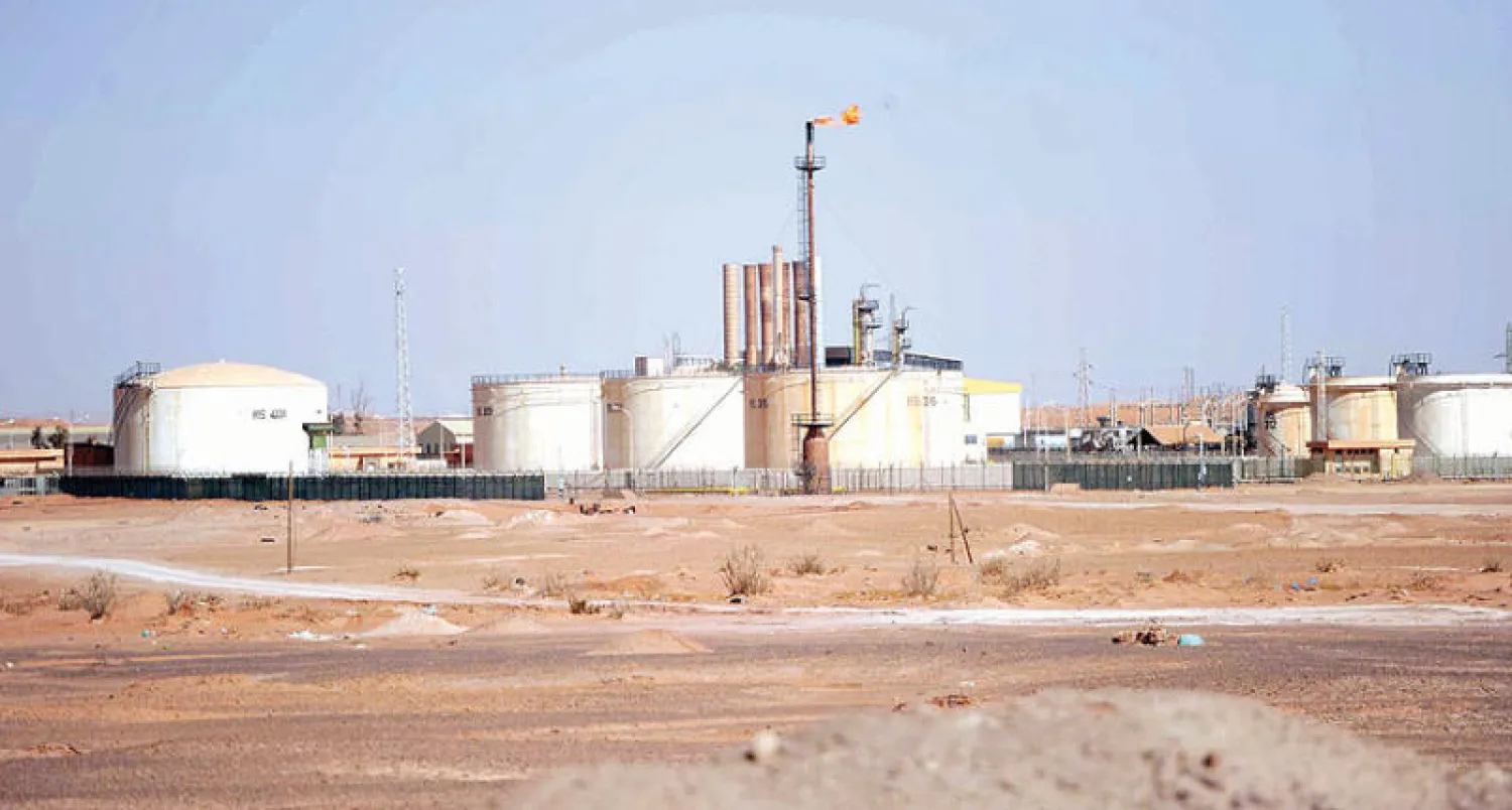 منظر عام لمنشأة نفطية في حقل أميناس في عمق الصحراء بالقرب من حدود الجزائر مع ليبيا (غيتي)