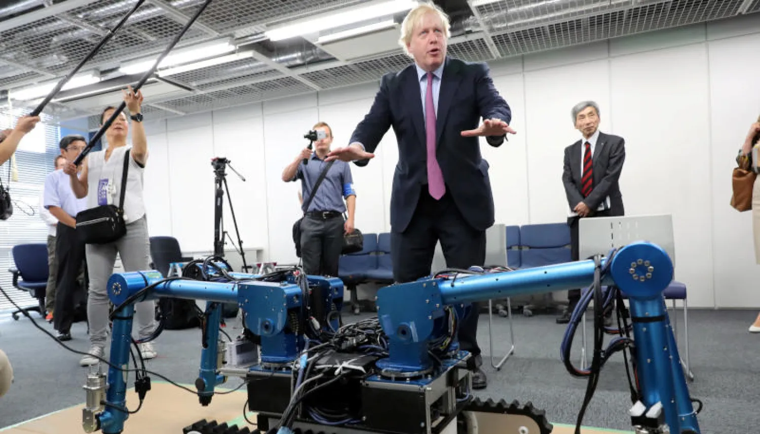 وزير الخارجية البريطاني بوريس جونسون في اليابان (رويترز)