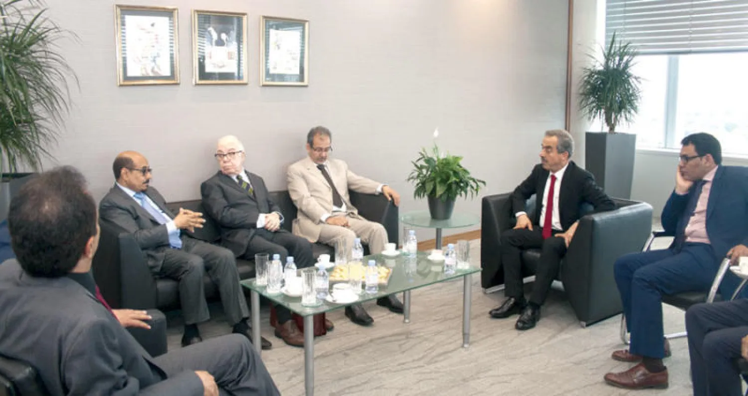 الزميل غسان شربل في حديث مع الدكتور عبد العزيز المقوشي ومحمد الحمادي وخلدون الشمعة ويبدو الزميل زيد بن كمي ({الشرق الأوسط})