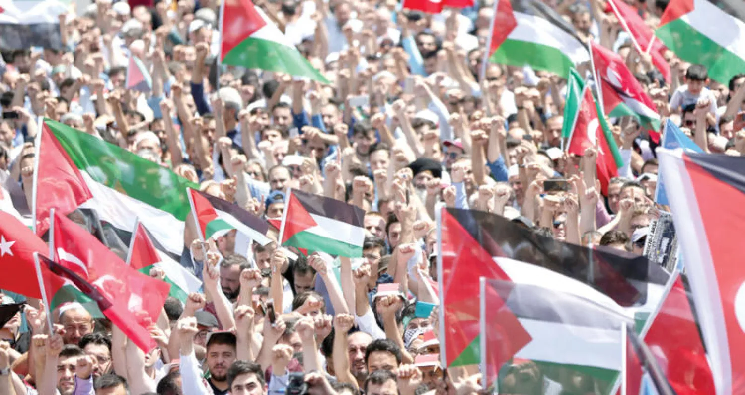 جانب من المظاهرة التي عرفتها إسطنبول احتجاجاً على الإجراءات الإسرائيلية في الأقصى (إ.ب.أ)