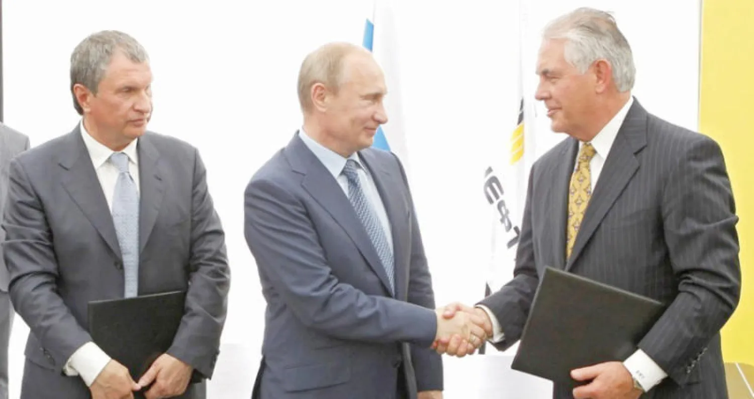 الرئيس الروسي فلاديمير بوتين مصافحا وزير الخارجية الأميركي الحالي ريكس تيلرسون في 2012 (أ.ب)