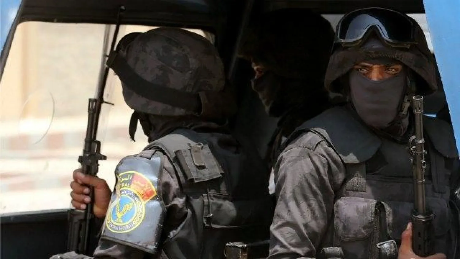 أفراد من الشرطة المصرية (رويترز)
