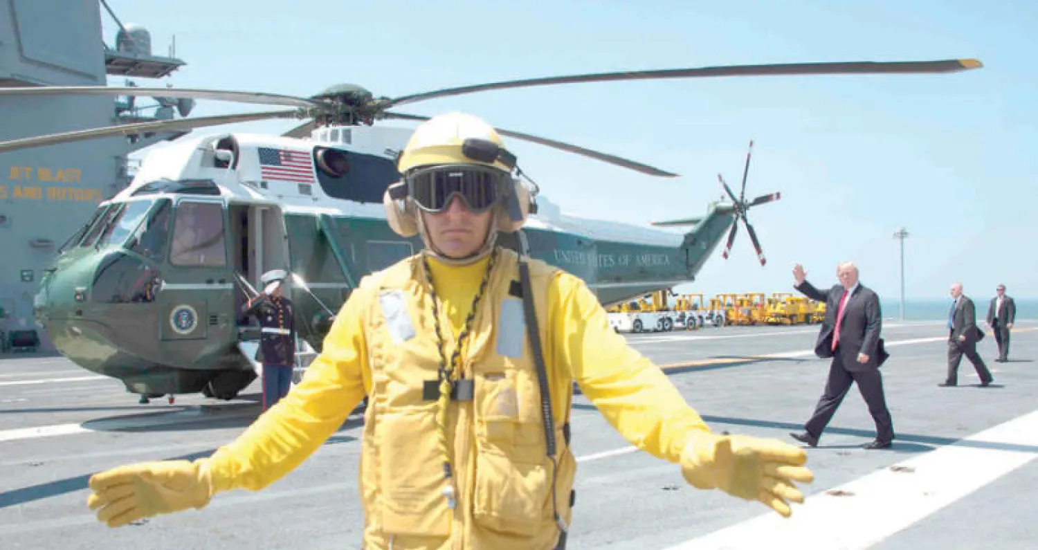 الرئيس ترمب مغادراً حاملة الطائرات جيرالد فورد بعد الاحتفال بتدشينها في فيرجينا أمس (أ.ف.ب)