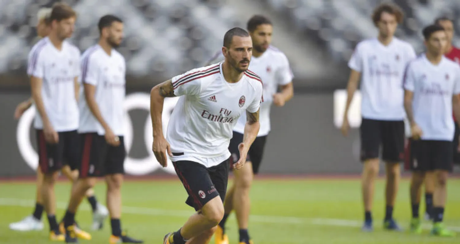 بانوتشي يتقدم كتيبة النجوم التي تعاقد معها ميلان مؤخراً (أ.ف.ب)